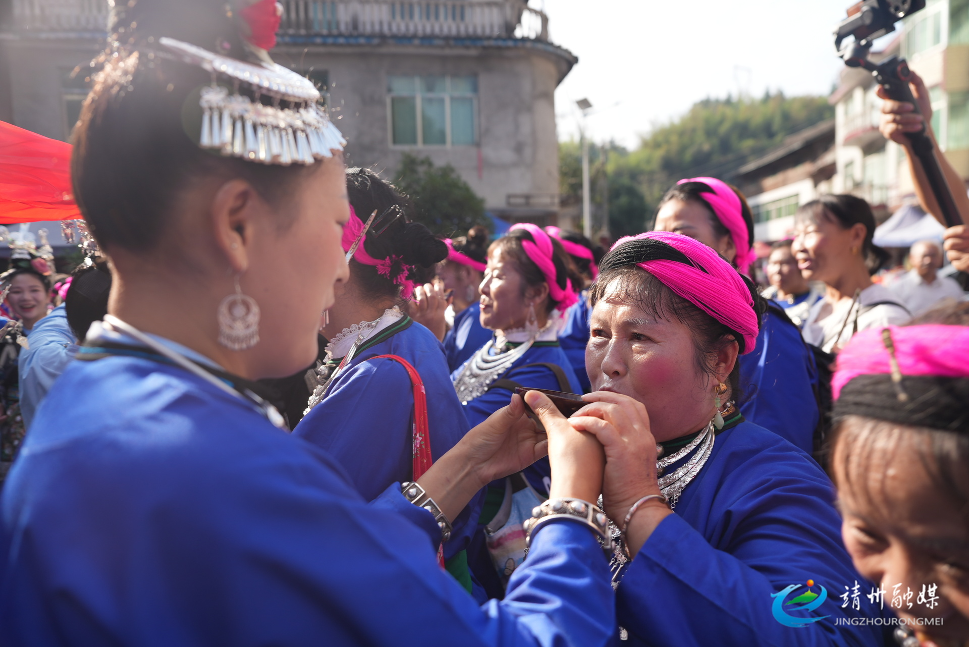 【铸牢中华民族共同体意识】湘黔共赴歌场宴 苗侗欢歌传情谊——2025年靖州秋季“村晚”示范展示暨“四十八寨”岩湾赶歌场文化交流活动热闹举行