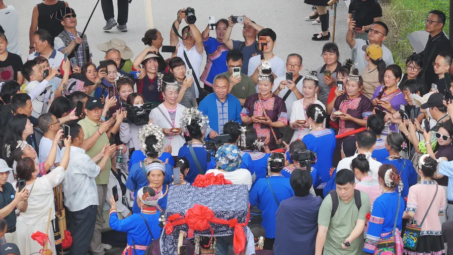 【铸牢中华民族共同体意识】四·八姑娘非遗传承活动热闹启幕 岩脚侗寨文旅交融共话民族团结
