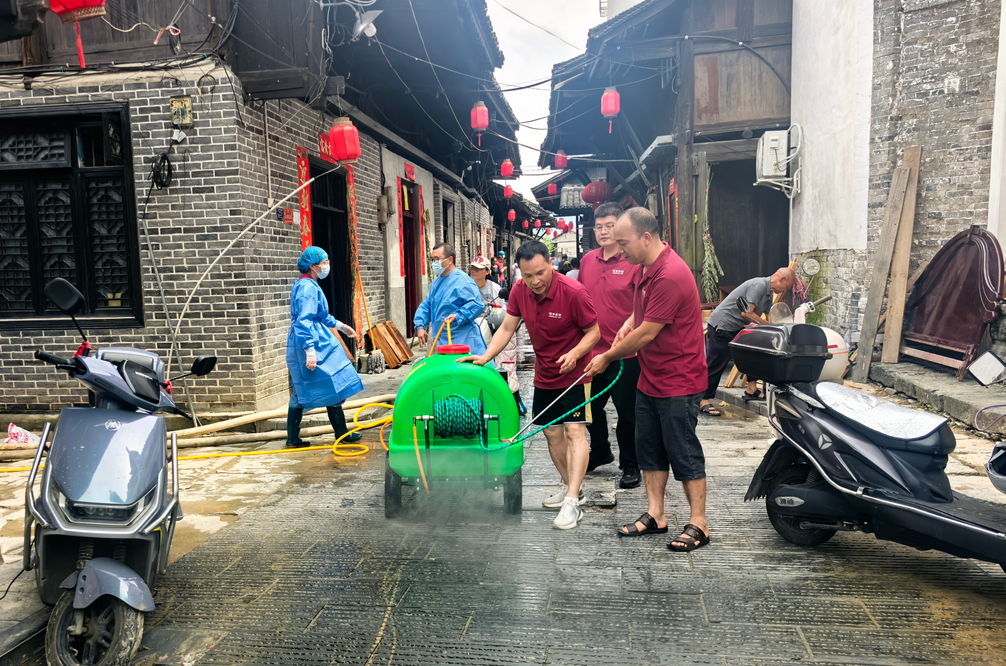 【党旗在防汛抗灾一线高高飘扬】水退人进 防疫跟上 靖州开展全域灾后消杀