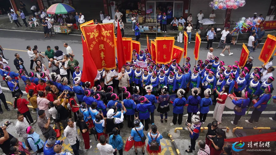 【铸牢中华民族共同体意识】山歌连湘黔 民俗聚民心 湘黔“四十八寨”岩湾赶歌场热闹举行