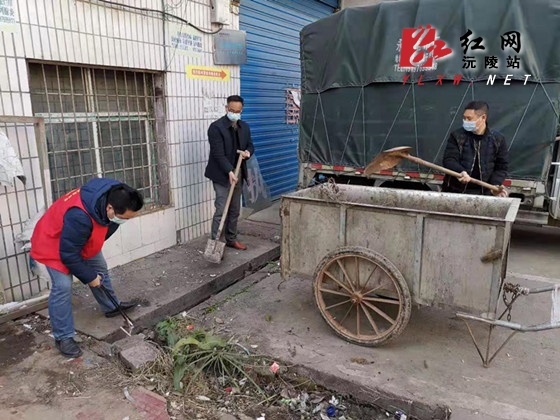 五强溪镇：党员干部齐上阵   打扫卫生美环境