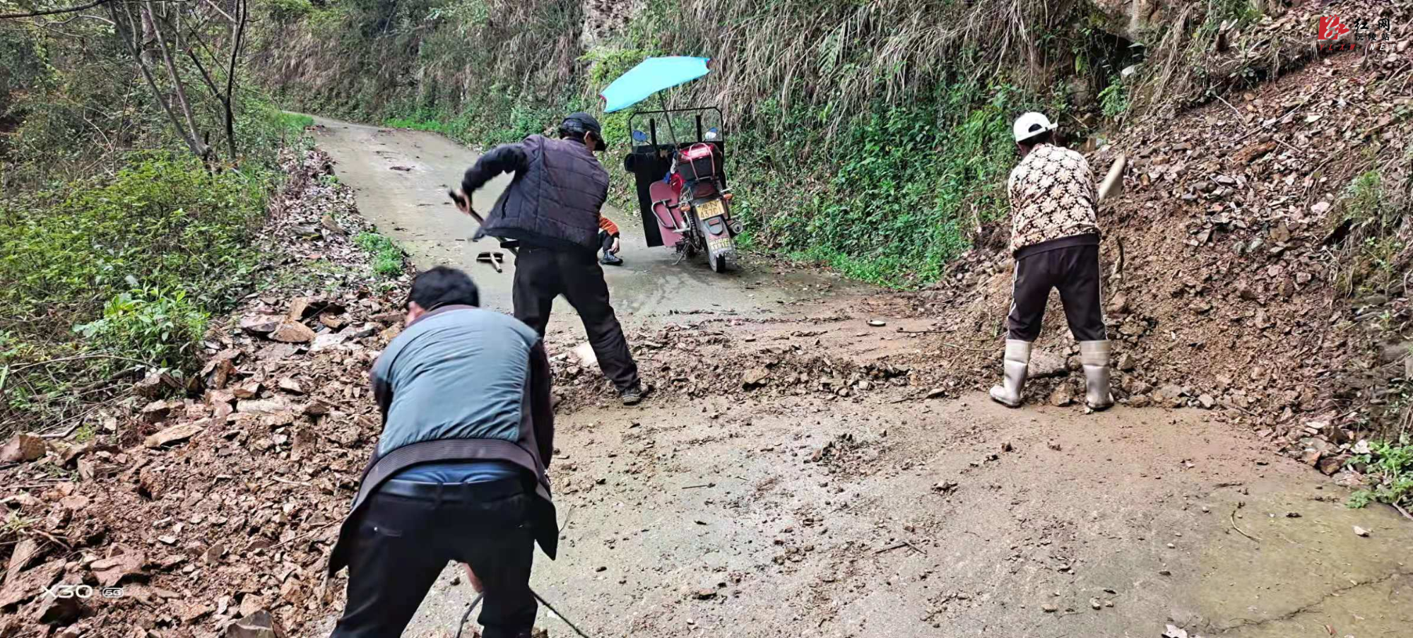 明溪口镇：清理路面淤泥 保障行车安全
