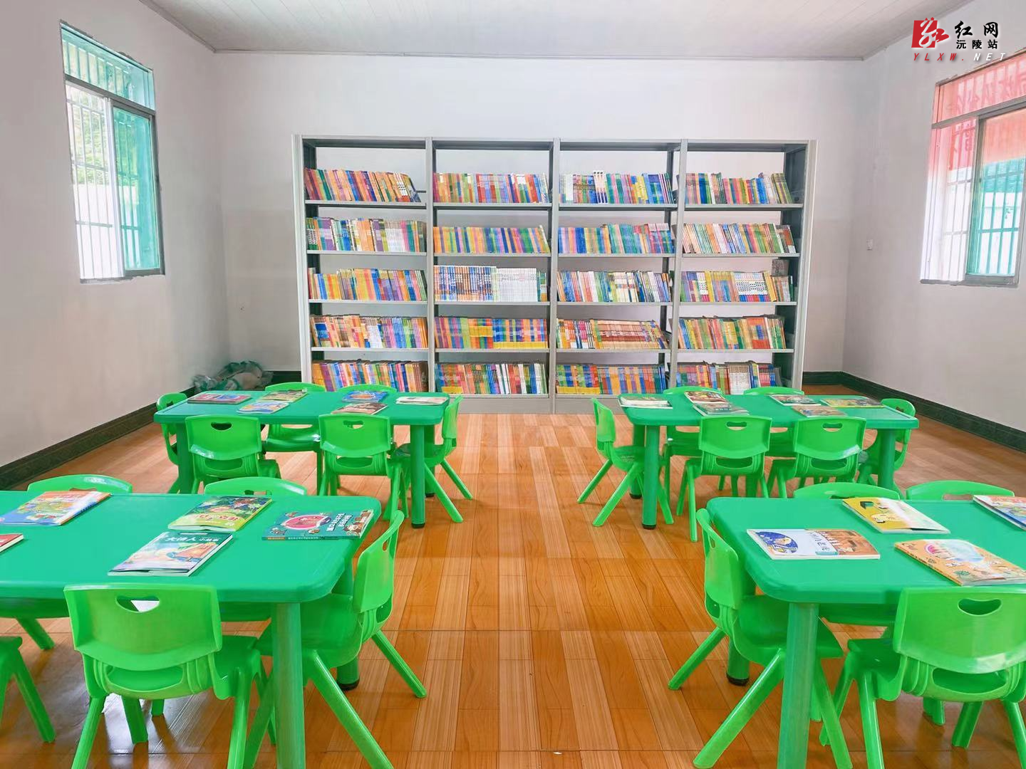 新华书店怀化分公司为竹园九校张其坳希望小学捐赠图书