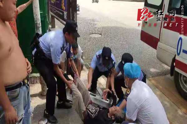 【温馨时刻】警民救助晕倒老人 小小举动温暖人心