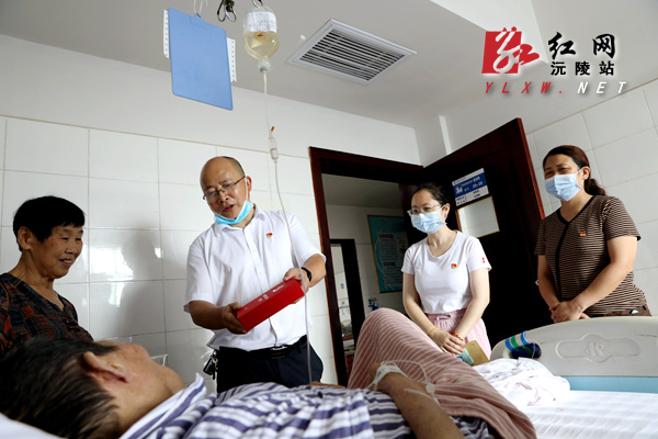 县人民医院开展走访慰问活动