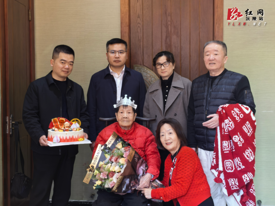 杨荣昌看望慰问百岁离休干部李正廉