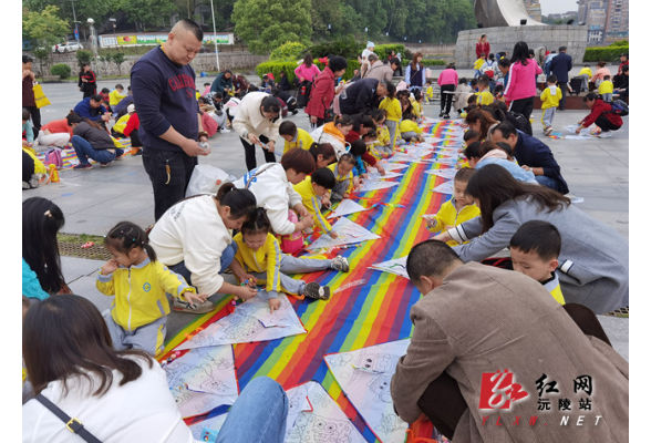 县幼儿园开展“爱在春天，放飞梦想”小班组户外亲子活动