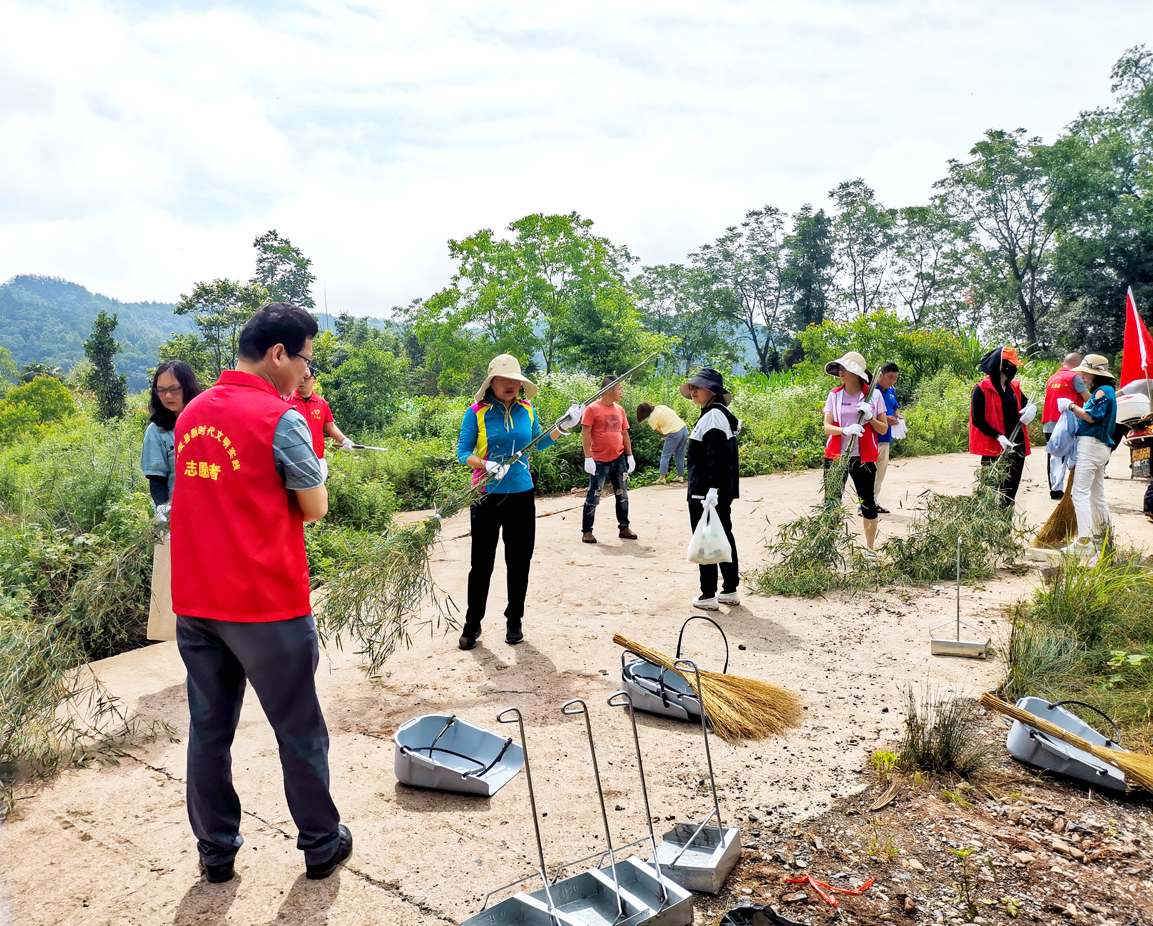 沅陵县人民医院开展志愿服务清爽行动。(王娟 摄影).jpg 沅陵县人民医院开展志愿服务清爽行动。(王娟 摄影).jpg