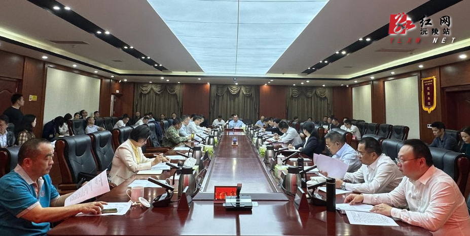 刘向阳主持召开县委理论学习中心组集体（扩大）学习