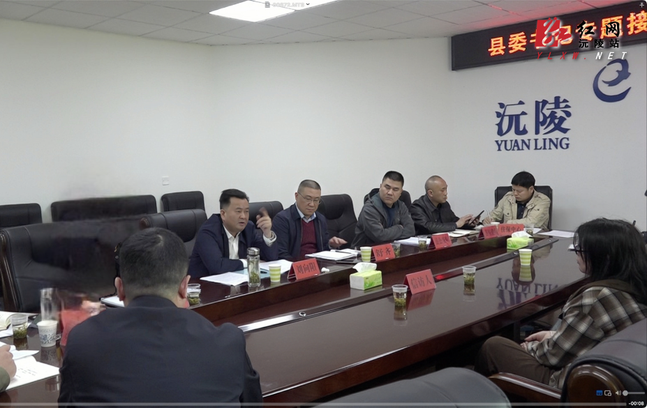 刘向阳在县信访局接访并主持召开信访工作联席会