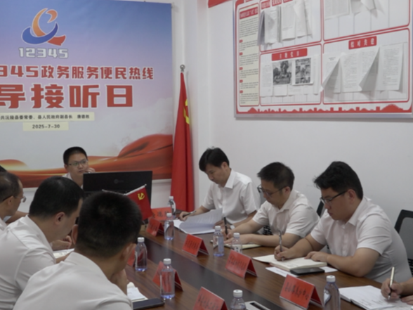 唐德胜到12345政务服务便民热线接听群众来电