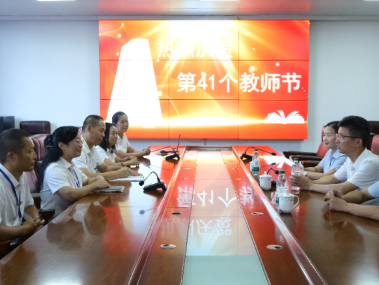 董崇毅看望慰问一线教师 向他们致以节日问候