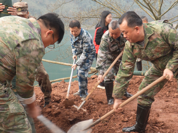 刘向阳等县领导参加全民义务植树活动