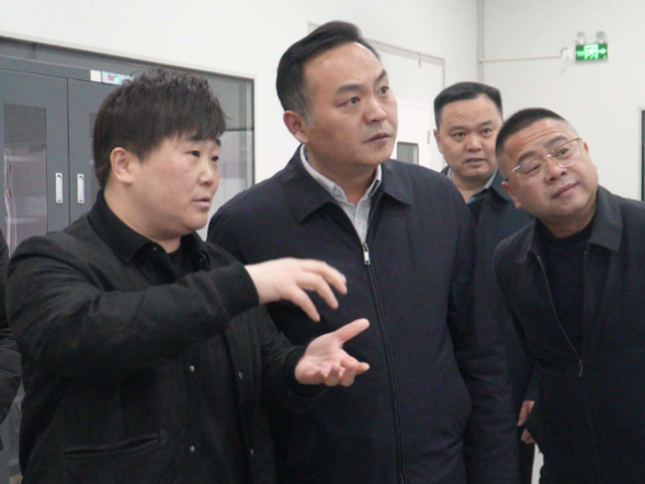 陈星实地调研电子信息产业链 现场办公为企业纾困解难