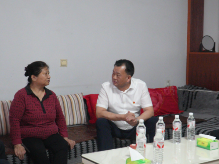 心系老党员 温情暖初心 刘向阳“七一”前夕走访慰问老党员和困难党员