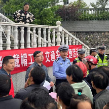 楠木铺乡开展“戴帽工程”交通安全主题活动