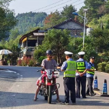 深溪口：开展骑乘摩电车辆不戴头盔集中整治行动