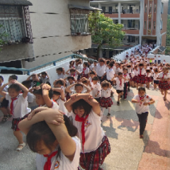 溪子口小学进行防震防踩踏疏散演练活动