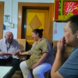 溪子口小学党总支开展慰问老党员活动