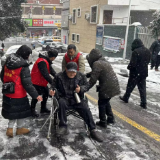 “铲雪除冰 传递温暖“沅陵县巾帼志愿者在行动