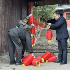  大红灯笼高高挂    景区“盛装”迎新年