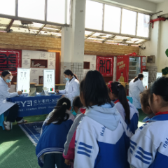 荷花池小学：志愿服务进校园 眼科义诊送健康