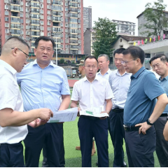 刘向阳 易中华现场调度龙舟赛筹备工作