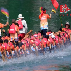 明溪口镇高山蔬菜1号花船关头下水 备战传统龙舟大赛