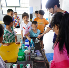湖南师范大学公管院世外桃“沅”暑期三下乡实践团到二酉苗族乡中心小学开展支教活动