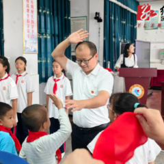 溪子口小学举行“高举队旗跟党走 少年接力新长征”新队员入队仪式