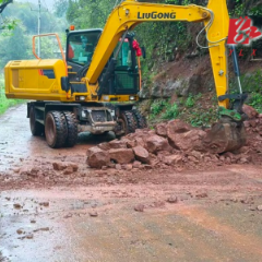 两台挖机“硬核”赋能 沅陵镇郑家村抢险增收双提升——长沙工业学院捐赠设备助力沅陵乡村振兴侧记