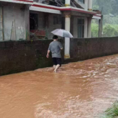 暴雨中的守村人：七甲坪镇黄岩坝村党支部书记张仟筑牢群众安全防线