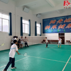 鹤鸣山小学举办2026年“鹤鸣杯”学生羽毛球赛 以体育文化赋能少年成长