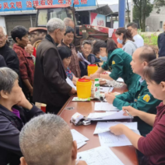 党群阵地聚民心 上门义诊护健康：沅陵县七甲坪镇组织卫生院开展进村便民体检服务