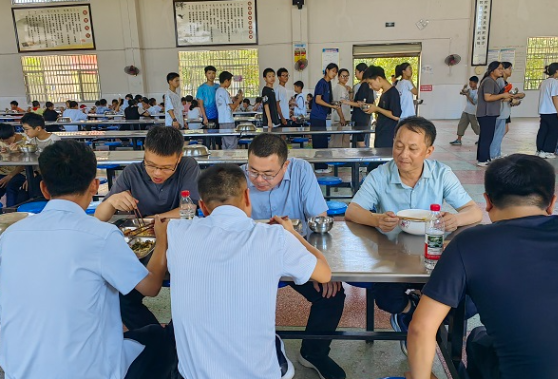 代表委员进校园，守护安康“校园餐”