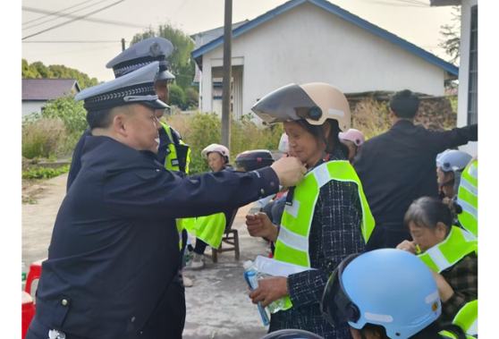 安乡交管：屋场会上话安全 谈笑声中暖人心