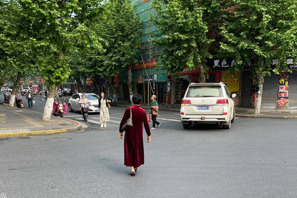 行人横穿马路.jpg