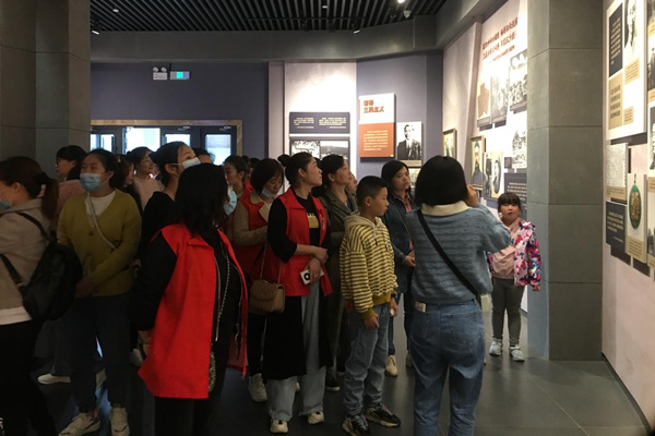 参观纪念馆.jpg