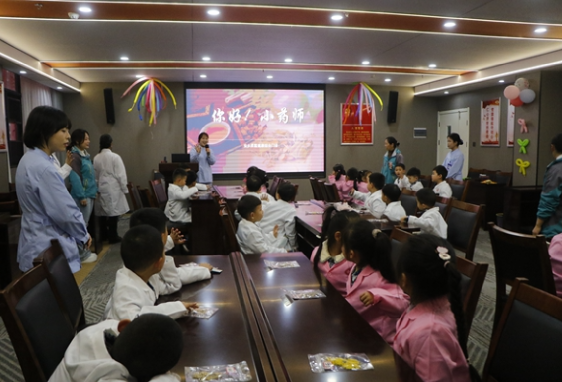 昇霆健康综合门诊联合班比诺幼儿园开展“清明公益行.巧手制香包”活动