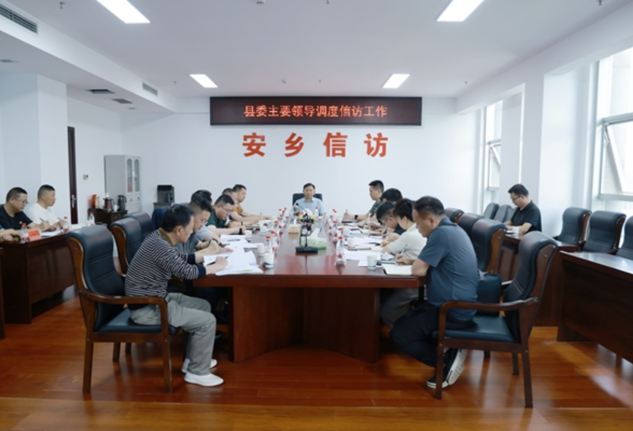 翦鹰到县信访局开展坐班接访并调度信访工作
