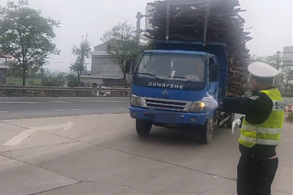 日,安乡县公安局交警大队特勤中队查获一起货车严重超载超限违法行为