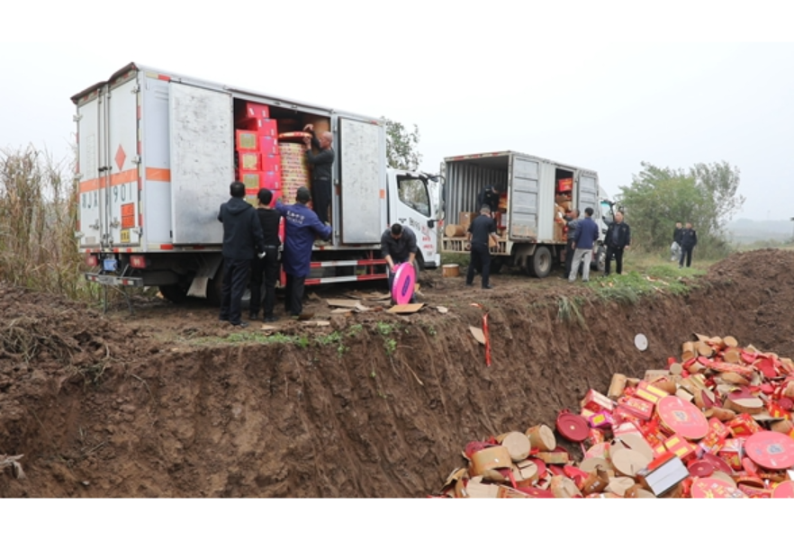 安乡县开展非法烟花爆竹集中销毁行动