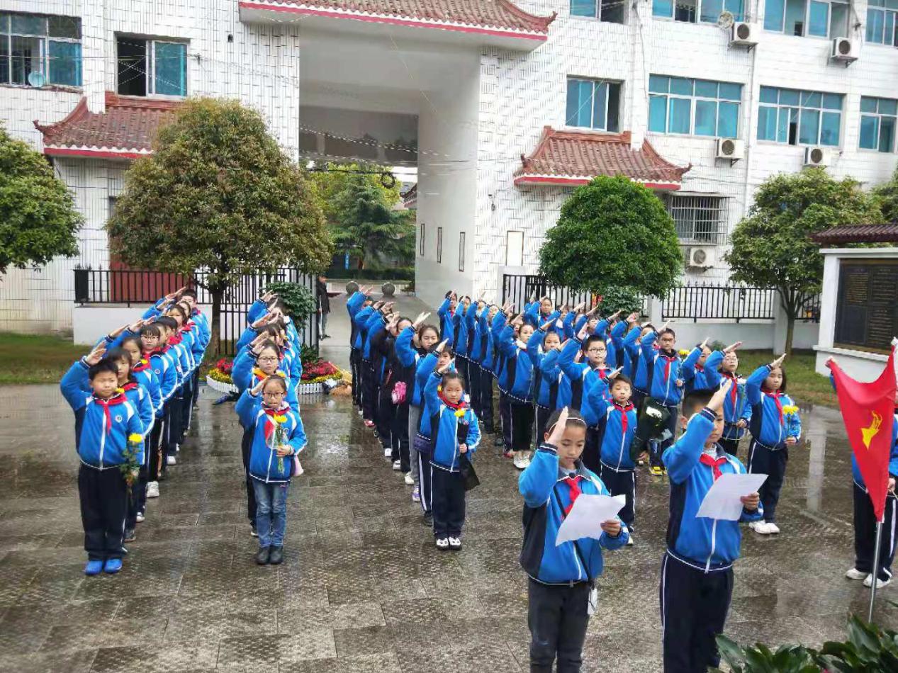 学党史祭英烈 传承红色基因 ——安乡城东小学开展清明祭扫活动.jpg