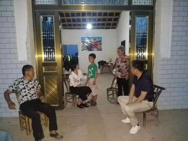 班主任彭红英老师来到学生家中_副本.jpg