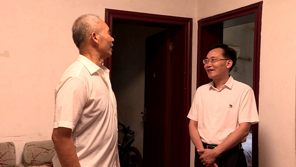 手机报 张阳慰问党员.jpg