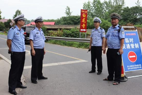 交警.jpg 交警.jpg