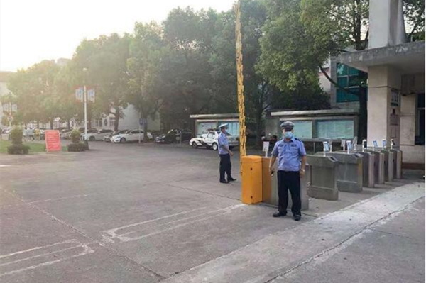 交警.jpg 交警.jpg
