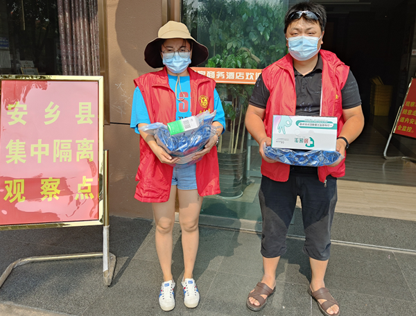 志愿者为集中隔离点送物资（文图：李昱）_副本.png