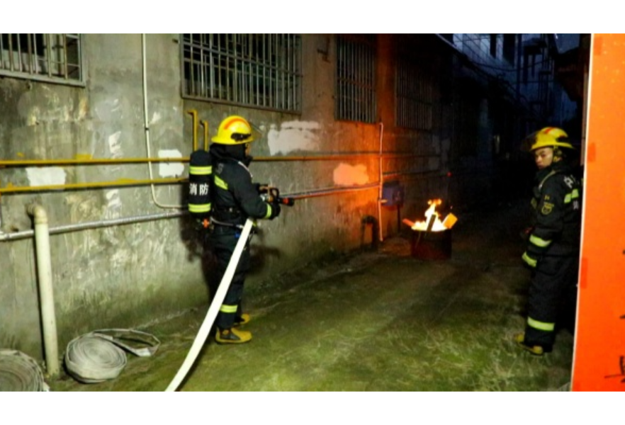 安乡：老旧小区消防演练 暴露消防通道被堵问题