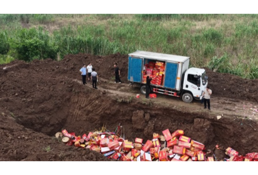 安乡县集中销毁2737件非法烟花爆竹